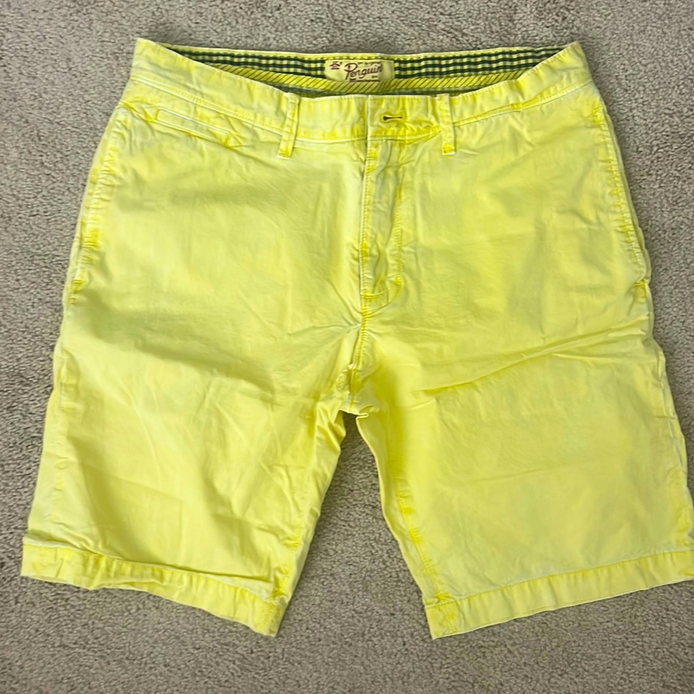 PENGUIN MENS YELLOW STRETCH SHORTS SIZE 31,  7” INSEAM